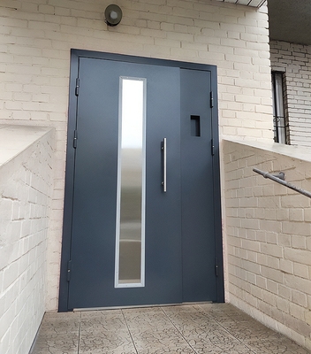 Подъездная остекленная дверь