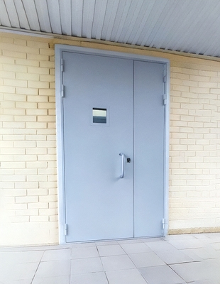 Дверь с небольшим окном Дверь с небольшим окном