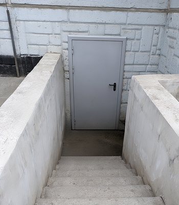 Дверь в подвал дома