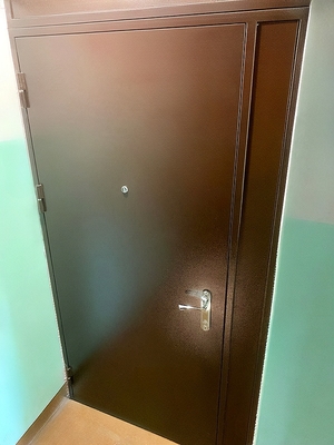 Дверь с неподвижными частями Дверь с неподвижными частями