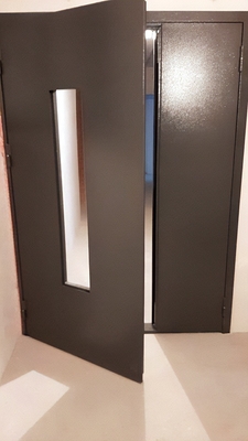 Дверь с узким стеклом