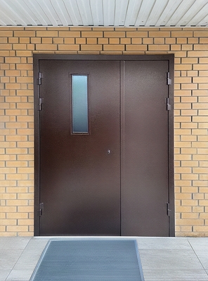 Подъездная дверь с узким стеклом Подъездная дверь с узким стеклом