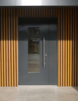 Уличная дверь со стеклом Уличная дверь со стеклом