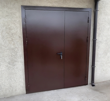 Коричневая двупольная дверь