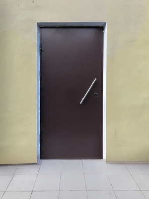 Стальная дверь с ручкой-скобой Стальная дверь с ручкой-скобой