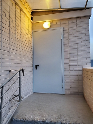 На уличном выходе