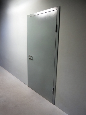 Серая стальная дверь