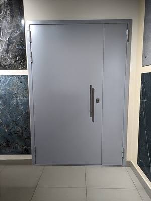 Серая полуторная дверь Серая полуторная дверь