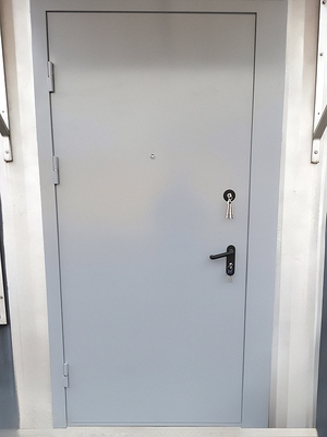 Серая стальная дверь