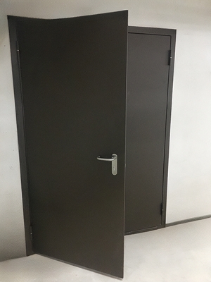 Дверь в офисном здании