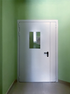 Дверь с окном, вид спереди