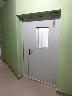 Дверь с окном, вид изнутри