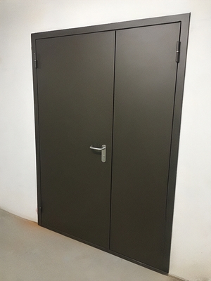 Дверь в офисном здании