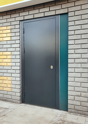 Темно-серая глухая дверь Темно-серая глухая дверь