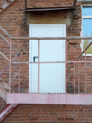 Дверь на лестницу