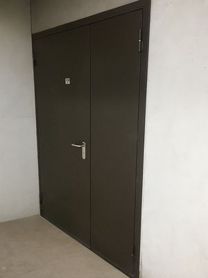 Дверь в офисном здании