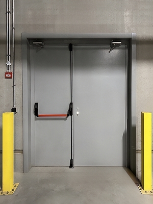 Двупольная дверь с ручкой антипаника