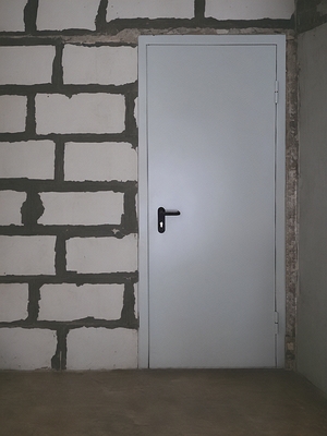 Дверь в строящемся здании Дверь в строящемся здании