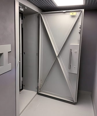 Защитная дверь в открытом виде Защитная дверь в открытом виде