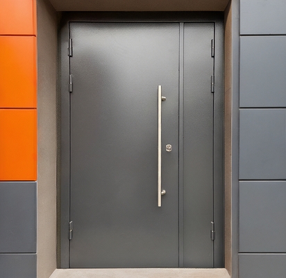 Серая дверь с ручкой-скобой Серая дверь с ручкой-скобой