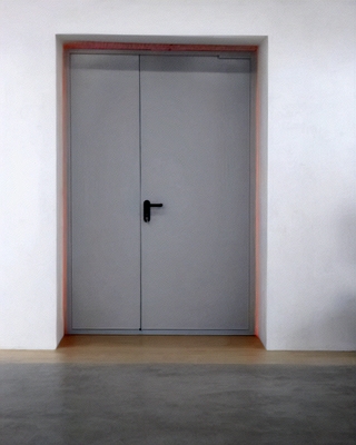 Серая полуторная дверь
