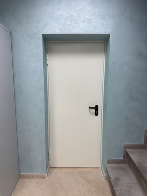 Белая глухая дверь