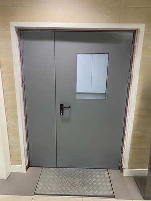 Серая дверь со стеклопакетом Серая дверь со стеклопакетом