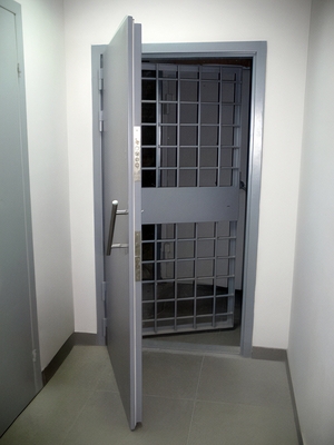 Дверь с решеткой Дверь с решеткой