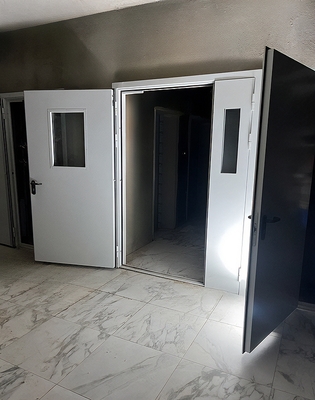 Дверь с остеклением