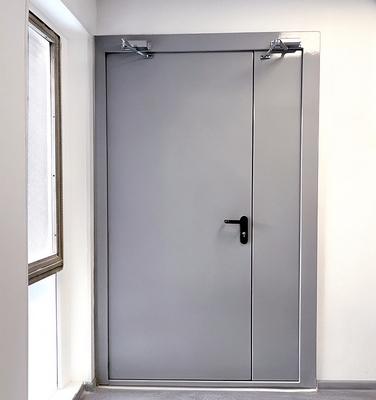 Дверь серого цвета