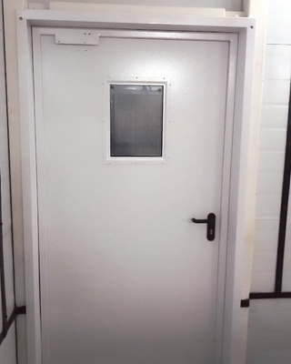 Дверь с небольшим окном