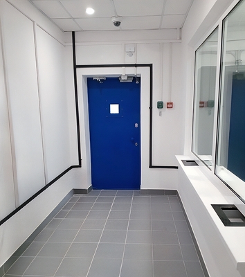 Дверь синего цвета с окном Дверь синего цвета с окном