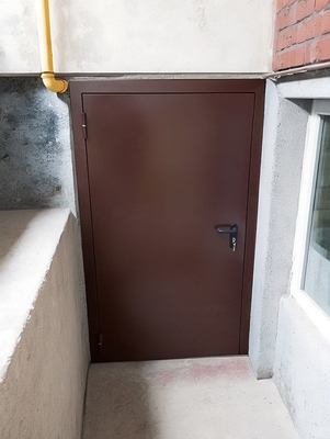 Коричневая дверь в подвал МКД Коричневая дверь в подвал МКД