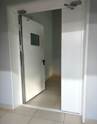 Дверь со стеклом и доводчиками