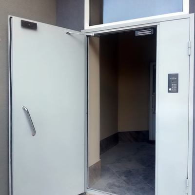 Дверь в подъезде жилого дома Дверь в подъезде жилого дома