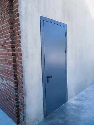 Дверь на уличном выходе