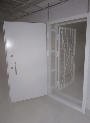 Дверь КХН с решеткой Дверь КХН с решеткой