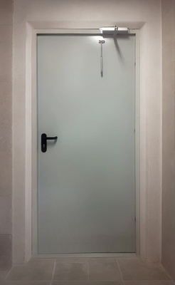 Дверь с доводчиком