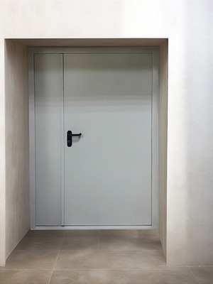 Светло-серая дверь