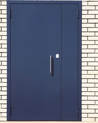 Полуторная дверь с ручкой-скобой