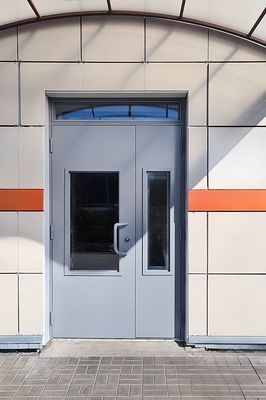 Остекленная дверь серого цвета Остекленная дверь серого цвета