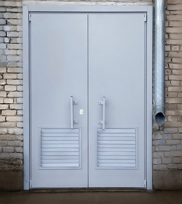 Дверь с жалюзийной вентиляцией