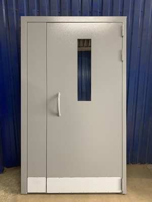 Дверь с отбойником и стеклом