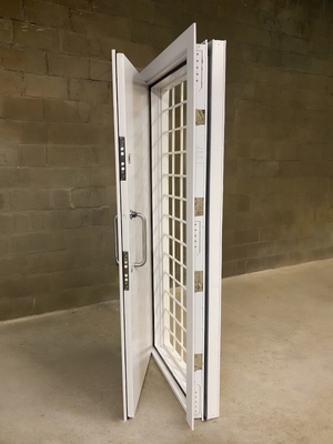 Дверь с решеткой