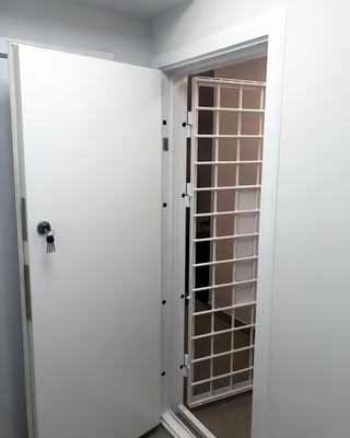 Дверь с внутренней решеткой Дверь с внутренней решеткой