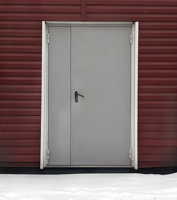 Дверь серого цвета