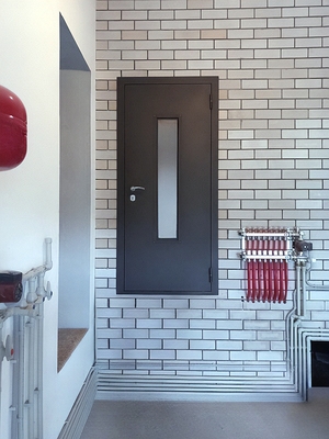 Дверь со стеклом в котельной Дверь со стеклом в котельной