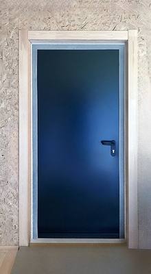 Дверь в деревянном здании Дверь в деревянном здании