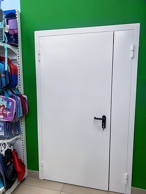 Дверь в служебное помещение Дверь в служебное помещение