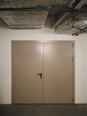 Коричневая двустворчатая дверь на складе